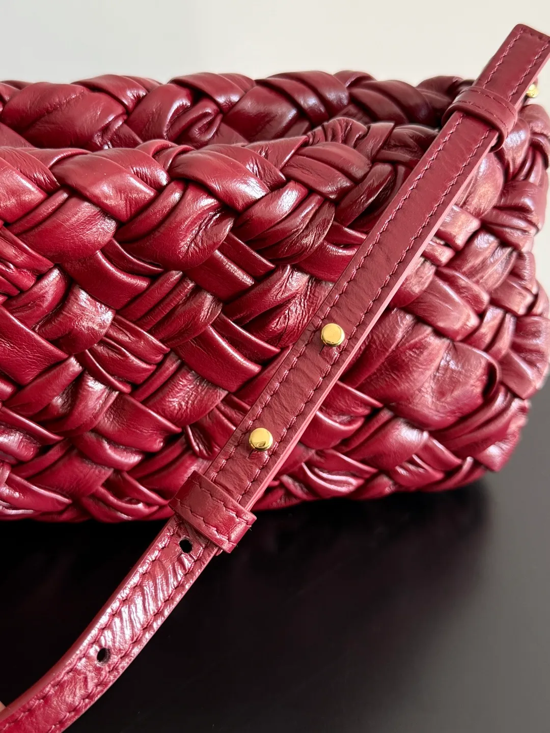 Batch 2560 BottegaVeneta's latest Kalimero cha cha fashionable chacha woven handbag, a solid product! This is really not easy to make. The oil-waxed cowhide used requires craftsmen with more than 10 years of experience to produce the effect. The hand-knitting process is very difficult and time-consuming. It is a very heavy-duty product. It has a unique texture and is worth buying. The length of the shoulder straps is also perfectly adjustable. Style number: 785780 Size: 28.5*15*6cm